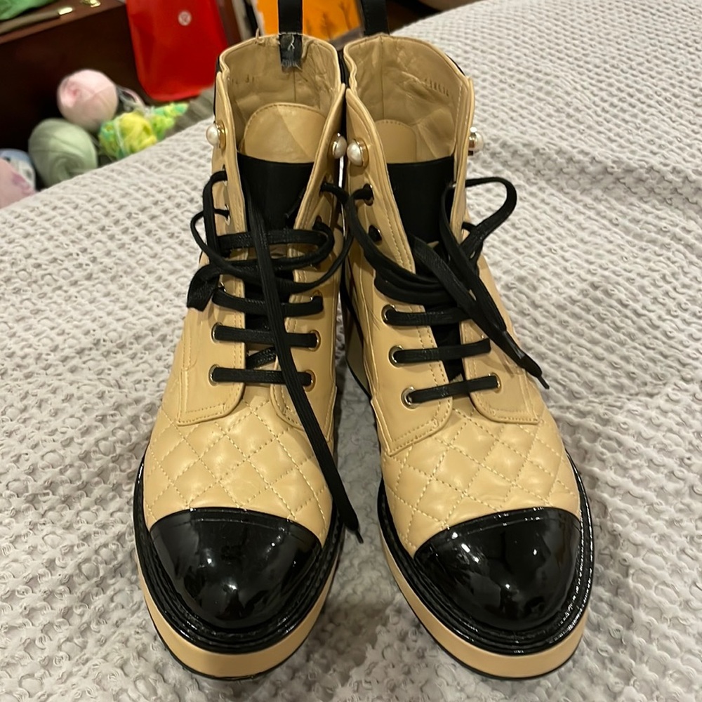 Authentic CHANEL woman pearl combat boot!!!